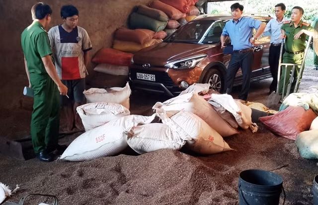 Hàng chục tấn cà phê “bẩn” được cơ quan điều tra phát hiện, bắt quả tang tại cơ sở của bà Loan