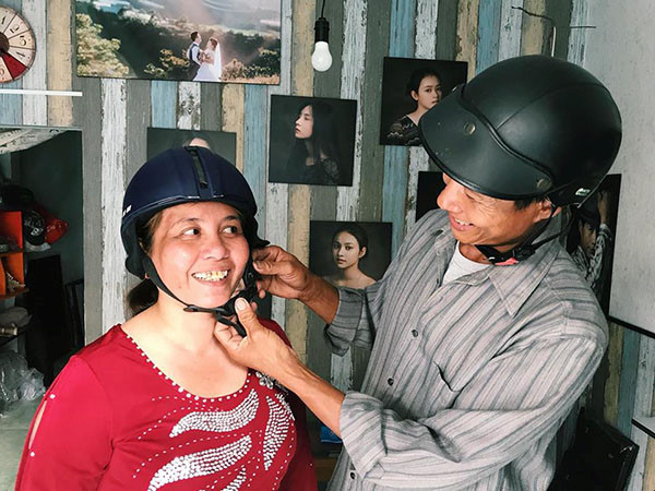 Khoảnh khắc ngọt ngào của cha mẹ Bình. Ảnh: NVCC. Khoảnh khắc ngọt ngào của cha mẹ Bình. Ảnh: NVCC.