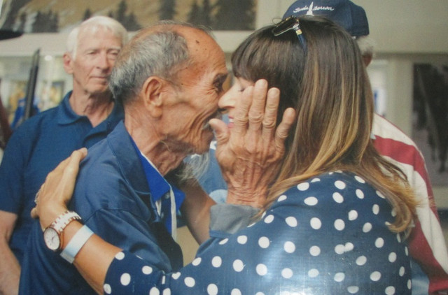 Con gái của một phi công người Mỹ từng bị ông Bảy bắn hạ máy bay và may mắn thoát chết đã gọi ông Bảy là cha nuôi (Ảnh: Nhân vật cung cấp).