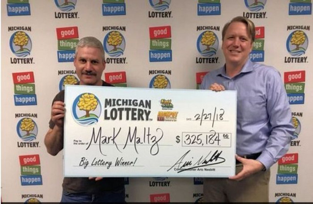 Ông Mark Maltz (trái) nhận giải thưởng xổ số 325.184 USD ngày 27/2.