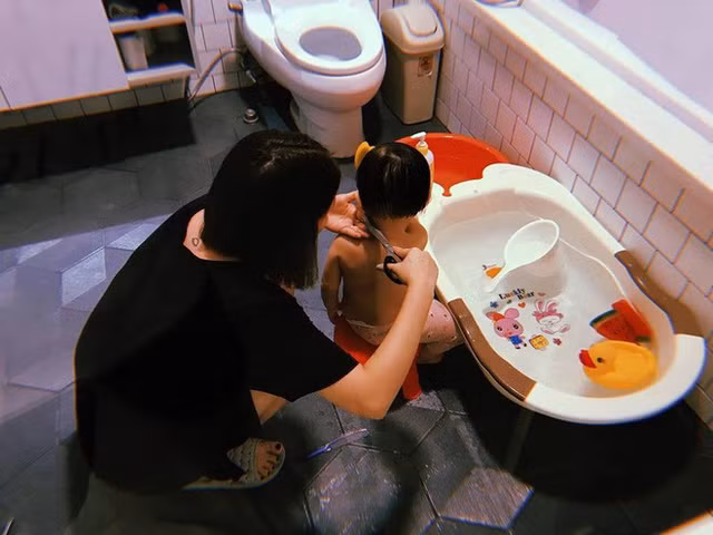 Hot mom Heo Mi Nhon - bạn thân của Nam Thương cũng thảnh thơi dịu dàng khoe ảnh cắt tóc cho bé Cam, dưới ống kính của chồng là "cựu" hot boy Kiên Hoàng.