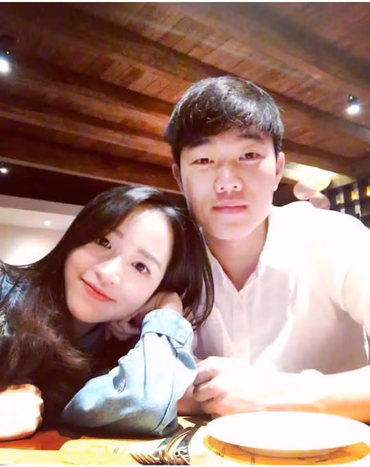 Trước nay Lương Xuân Trường vẫn giữ im lặng trước những câu hỏi của báo chí về tình cảm. Thế nhưng cư dân mạng lại tìm ra được bằng chứng rằng đội trưởng U23 Việt Nam đã là "hoa có chậu" được 3 năm.