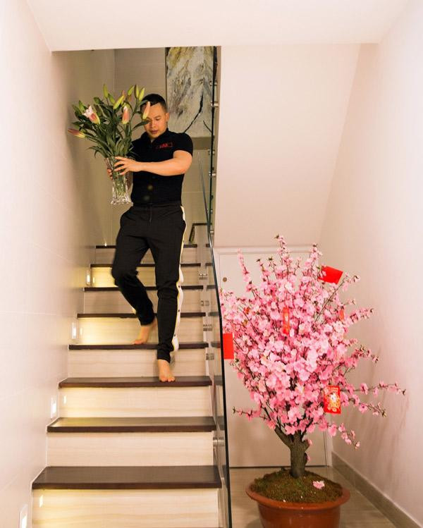 Ngày Tết, anh cũng tự bày biện, chuẩn bị mọi thứ để trang hoàng cho căn nhà mơ ước. Ngày Tết, anh cũng tự bày biện, chuẩn bị mọi thứ để trang hoàng cho căn nhà mơ ước.