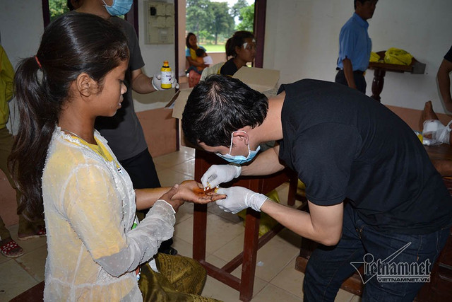 Các bác sĩ Việt Nam được cử sang Lào khám chữa bệnh cho các nạn nhân vụ vỡ đập tại điểm sơ tán huyện Sanamsay