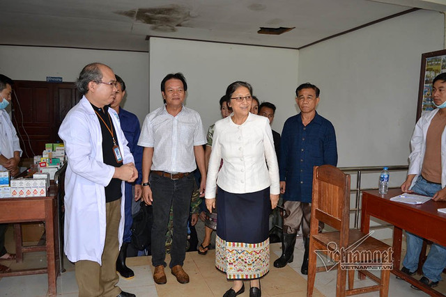 Chủ tịch Quốc hội Lào Pany Yathotou đến thăm đoàn bác sĩ Việt Nam