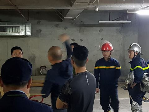 Cảnh sát PCCC đang kiểm tra các vết dầu chảy để có biện pháp khắc phục tránh cháy nổ xảy ra. Cảnh sát PCCC đang kiểm tra các vết dầu chảy để có biện pháp khắc phục tránh cháy nổ xảy ra.