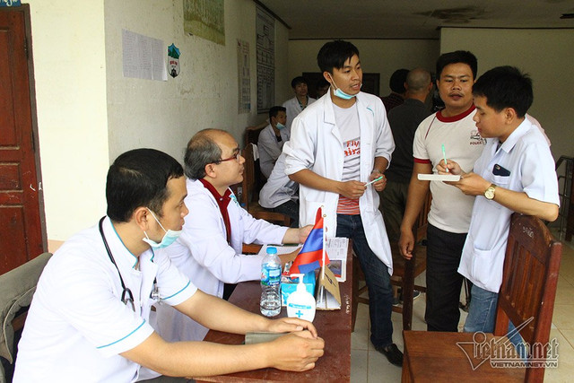 Các bác sĩ Việt và Lào trao đổi nhanh về tình hình sức khỏe của người dân chạy lũ