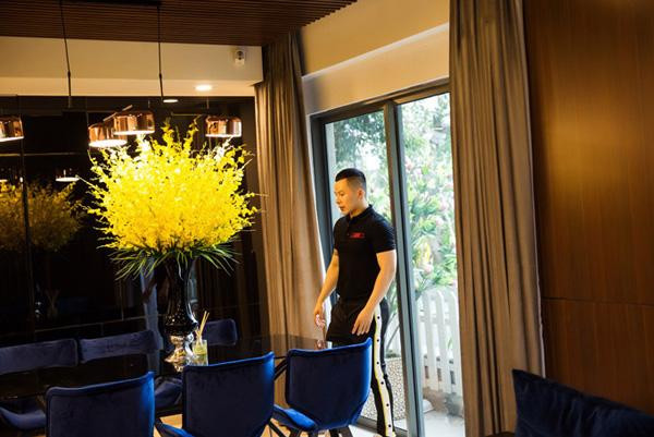 Tuy vô cùng bận rộn, lại sống độc thân trong căn nhà rộng, nhưng chưa bao giờ không gian sống của "ông trùm chân dài" lại thiếu vắng đi những bình hay chậu hoa đẹp, dù là hoa cắm hay tự trồng. "Đi làm về nhà vui nhất là ngắm hoa và giày" - Vũ Khắc Tiệp chia sẻ. Tuy vô cùng bận rộn, lại sống độc thân trong căn nhà rộng, nhưng chưa bao giờ không gian sống của "ông trùm chân dài" lại thiếu vắng đi những bình hay chậu hoa đẹp, dù là hoa cắm hay tự trồng. "Đi làm về nhà vui nhất là ngắm hoa và giày" - Vũ Khắc Tiệp chia sẻ.