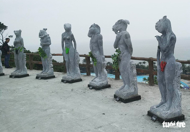 Đến chiều 29-3, một số du khách vẫn có thể chiêm ngưỡng bộ tượng 12 con giáp gây xôn xao cộng đồng mạng những ngày qua - Ảnh: TIẾN THẮNG Đến chiều 29-3, một số du khách vẫn có thể chiêm ngưỡng bộ tượng 12 con giáp gây xôn xao cộng đồng mạng những ngày qua - Ảnh: TIẾN THẮNG