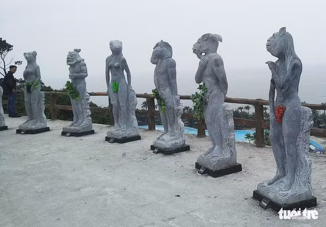 Đến chiều 29-3, một số du khách vẫn có thể chiêm ngưỡng bộ tượng 12 con giáp gây xôn xao cộng đồng mạng những ngày qua - Ảnh: TIẾN THẮNG