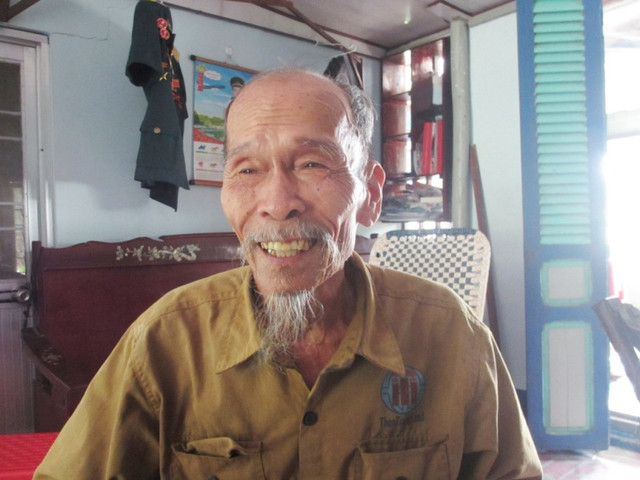 Ông Bảy đang trao đổi với PV Người Đưa Tin (Ảnh: Thanh Lâm).