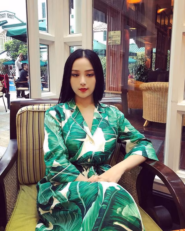 Cũng trong hội hot mom MXH, bà mẹ sành điệu Huyền Baby cũng lên sóng sau dịp Tết. Thần thái sang chảnh trong set đồ hàng hiệu của Dolce & Gabbana đã khiến cô nàng 8X cực cuốn hút.