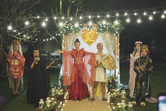 Đám cưới là chuyện trọng đại nhất đời người, chính vì thế ai cũng muốn trong ngày đặc biệt của mình để lại nhiều ấn tượng không chỉ cho chính bản thân mà còn là những quan khách, bạn bè và người thân trong gia đình tới dự. Cũng hướng tới mục đích đó, lễ thành hôn của cặp đôi dancer có tên Ngọc Cương và Mỹ Lệ được đầu tư hết sức đặc biệt từ trang phục cho đến bối cảnh.