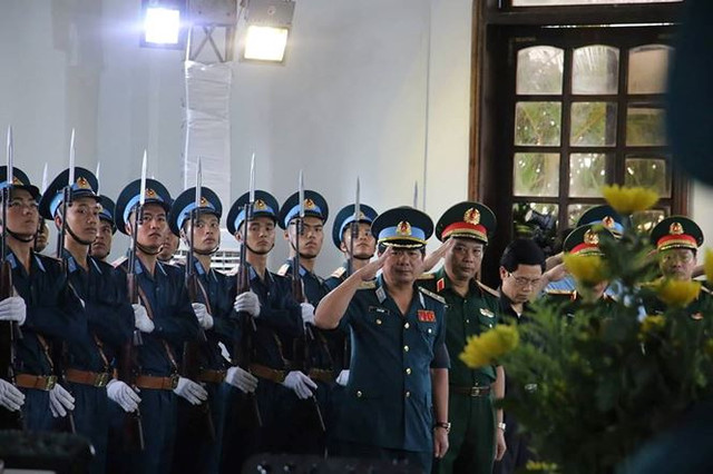 Mặc niệm hai phi công Trung đoàn 921 hy sinh khi làm nhiệm vụ. Mặc niệm hai phi công Trung đoàn 921 hy sinh khi làm nhiệm vụ.