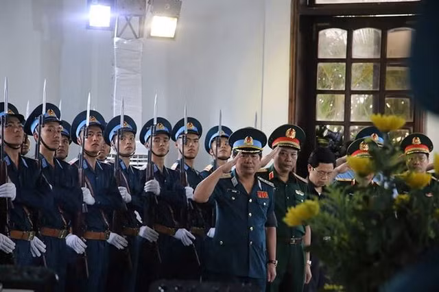 Mặc niệm hai phi công Trung đoàn 921 hy sinh khi làm nhiệm vụ.