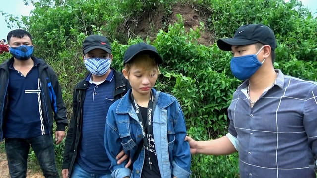 Thảo Ly (thứ ba từ trái) - nghi phạm vừa bị bắt giữ vì vận chuyển hơn 4.000 viên ma túy - Ảnh: M.HÙNG Thảo Ly (thứ ba từ trái) - nghi phạm vừa bị bắt giữ vì vận chuyển hơn 4.000 viên ma túy - Ảnh: M.HÙNG