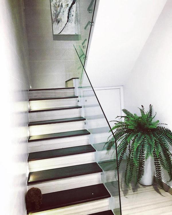 Ông bầu chăm chút từng gốc hoa, chậu cây cảnh trồng ngoài ban công. Ông bầu chăm chút từng gốc hoa, chậu cây cảnh trồng ngoài ban công.