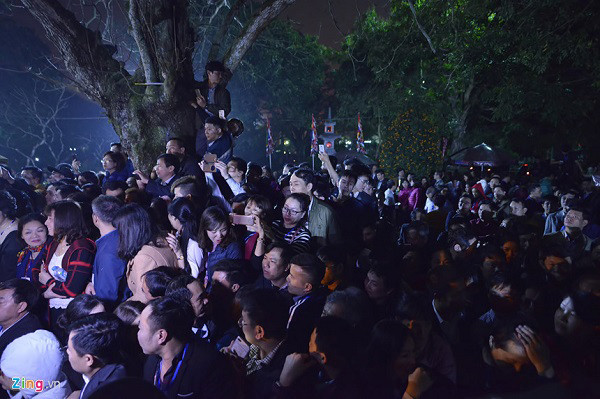 Mùa lễ hội tại miền Bắc có tổng cộng hơn 8000 lễ hội, ngoài không khí tươi vui, thì vẫn còn đó rất nhiều hình ảnh xấu xí khiến dân mạng phải lắc đầu, tặc lưỡi vì khó chấp nhận nổi của nhiều thành phần. Ảnh: Zing.vn Mùa lễ hội tại miền Bắc có tổng cộng hơn 8000 lễ hội, ngoài không khí tươi vui, thì vẫn còn đó rất nhiều hình ảnh xấu xí khiến dân mạng phải lắc đầu, tặc lưỡi vì khó chấp nhận nổi của nhiều thành phần. Ảnh: Zing.vn