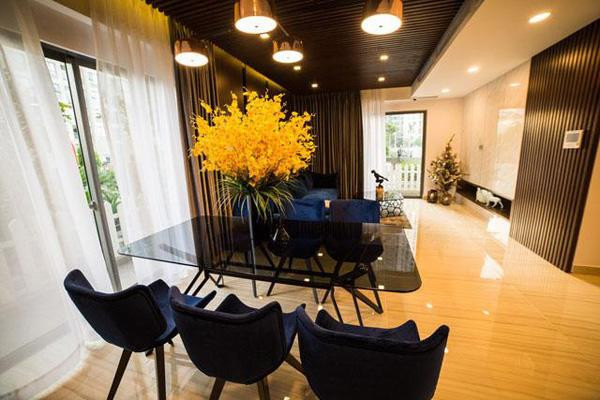 Căn hộ sang trọng của ông bầu Vũ Khắc Tiệp nằm trong một chung cư cao cấp ở quận 2 TP.HCM, mới được anh tậu từ cuối tháng 12/2017 với giá tiền tỷ đắt đỏ. Ảnh: Không gian căn hộ rộng rãi mới tậu cách đây không lâu của Vũ Khắc Tiệp. Căn hộ sang trọng của ông bầu Vũ Khắc Tiệp nằm trong một chung cư cao cấp ở quận 2 TP.HCM, mới được anh tậu từ cuối tháng 12/2017 với giá tiền tỷ đắt đỏ. Ảnh: Không gian căn hộ rộng rãi mới tậu cách đây không lâu của Vũ Khắc Tiệp.