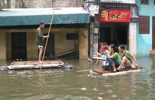 Ngập lụt ở Giáp Bát, quận Hoàng Mai trong đợt ngập lịch sử cuối năm 2008 - một trong những sự cố thiên nhiên được Hà Nội liệt vào thảm họa - Ảnh: TTO Ngập lụt ở Giáp Bát, quận Hoàng Mai trong đợt ngập lịch sử cuối năm 2008 - một trong những sự cố thiên nhiên được Hà Nội liệt vào thảm họa - Ảnh: TTO