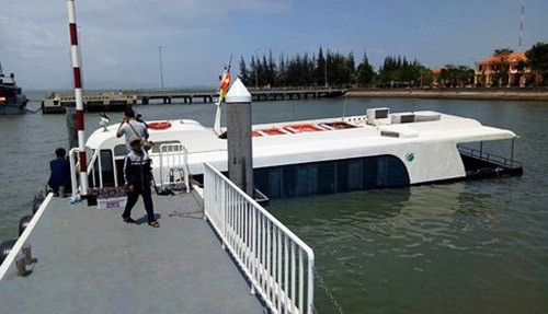 Thời điểm chiếc tàu cao tốc bị nước tràn vào khoang máy sau sự cố gãy chân vịt. Thời điểm chiếc tàu cao tốc bị nước tràn vào khoang máy sau sự cố gãy chân vịt.