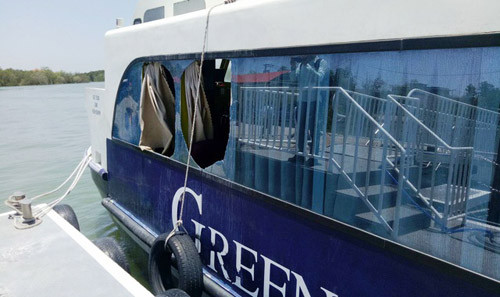 Kính của tàu cao tốc bị hư hỏng do va đập khi cập bến Kính của tàu cao tốc bị hư hỏng do va đập khi cập bến