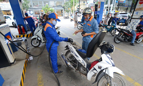 Giá xăng dầu bán lẻ trong nước dự báo sẽ được điều chỉnh tăng trong kỳ điều hành ngày 23-5 tới, do giá xăng dầu thế giới tăng mạnh - Ảnh: Q.Định Giá xăng dầu bán lẻ trong nước dự báo sẽ được điều chỉnh tăng trong kỳ điều hành ngày 23-5 tới, do giá xăng dầu thế giới tăng mạnh - Ảnh: Q.Định
