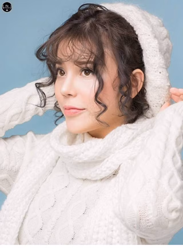 Băng Chi, tên thật là Nguyễn Mai Anh, cô gái xinh đẹp sống ở Hà Nội, là một “nàng thơ” của nhiều nhiếp ảnh gia. Cô nàng cũng là một minh chứng cho sức mạnh của phẫu thuật thẩm mỹ. Để có được khuôn mặt sắc nét và ngọt ngào như hiện tại, Băng Chi cho biết đã thực hiện nâng mũi S line, độn cằm V line, làm đầy môi tại Bệnh viện Thu Cúc.