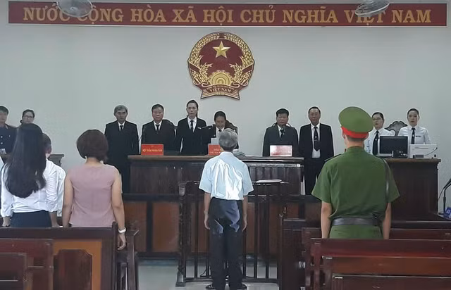 Cu ong 77 tuoi tuyen bo tu thieu neu bi Toa tuyen dam o tre em