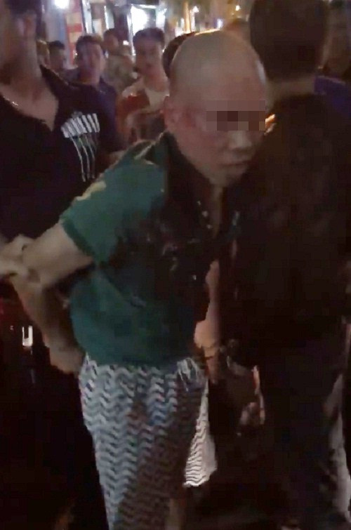 Tài xế say rượu lái xe ô tô đâm liên tục vào nhà dân ở Hà Nội - Hình 2 Tai xe say ruou lai xe o to dam lien tuc vao nha dan o Ha Noi-Hinh-2