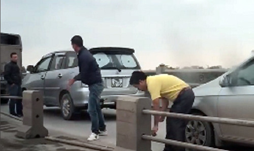 UBATGT Quốc gia yêu cầu xử lý nghiêm các tài xế tự ý tháo dỡ dải phân cách trên cầu Thanh Trì. UBATGT Quốc gia yêu cầu xử lý nghiêm các tài xế tự ý tháo dỡ dải phân cách trên cầu Thanh Trì.