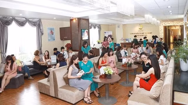 Bệnh viện Thu Cúc thu hút lượng lớn các bạn trẻ đến đây để làm đẹp