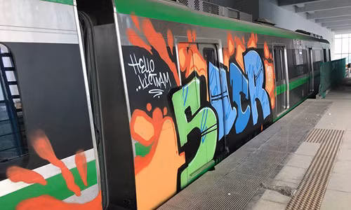 Nguoi ve bay len tau Cat Linh – Ha Dong chiu hinh phat nao?