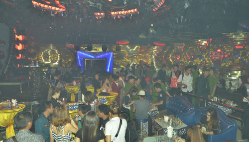 Cảnh sát lập biên bản xử lý vụ việc và đưa hàng trăm đối tượng về trụ sở để làm việc. Cảnh sát lập biên bản xử lý vụ việc và đưa hàng trăm đối tượng về trụ sở để làm việc.