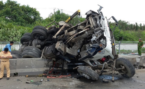 Dốc cầu Phú Mỹ phía quận 2, TP.HCM liên tục xảy ra TNGT thảm khốc. Dốc cầu Phú Mỹ phía quận 2, TP.HCM liên tục xảy ra TNGT thảm khốc.