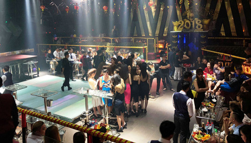 Hàng trăm nam nữ thanh niên đang thác loạn trong tiếng nhạc chát chúa với rượu và ma túy. Hàng trăm nam nữ thanh niên đang thác loạn trong tiếng nhạc chát chúa với rượu và ma túy.