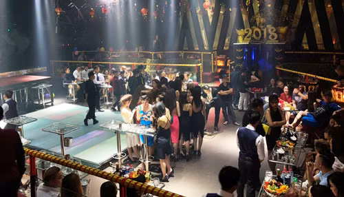 Hàng trăm nam nữ thanh niên đang thác loạn trong tiếng nhạc chát chúa với rượu và ma túy.