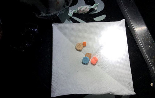 Công an phát hiện nhiều túi nhỏ chứa viên nén nghi là ma túy tổng hợp. Công an phát hiện nhiều túi nhỏ chứa viên nén nghi là ma túy tổng hợp.