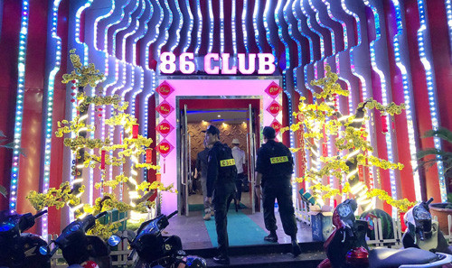 Lực lượng Cảnh sát ập vào kiểm tra 2 quán bar ở TP.HCM lúc rạng sáng nay 24 Tết. Lực lượng Cảnh sát ập vào kiểm tra 2 quán bar ở TP.HCM lúc rạng sáng nay 24 Tết.