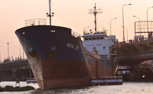 Phần đuôi tàu đâm vào thành cầu Đồng Nai. Ảnh Thanh Hải