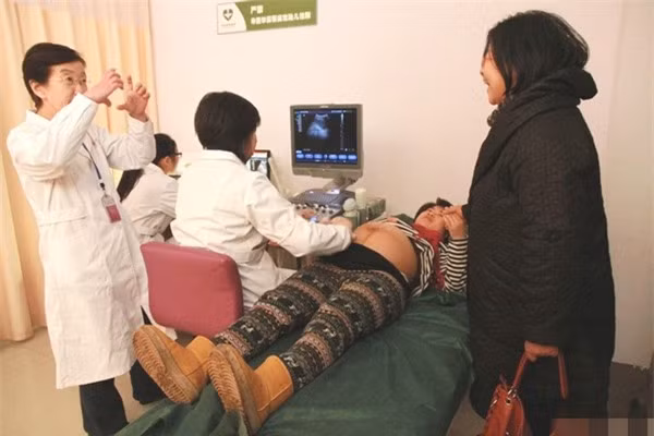 Mang thai 12 thang khong de, bac sy thong bao tin choang vang-Hinh-2