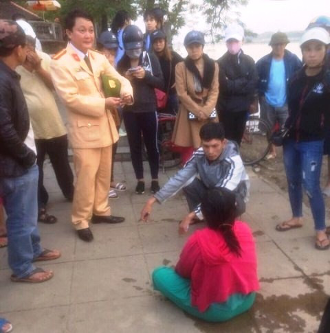 Người phụ nữ (mặc áo hồng) vừa được các chiến sỹ CSGT cứu sống sau khi nhảy xuống sông Hương tự tử.