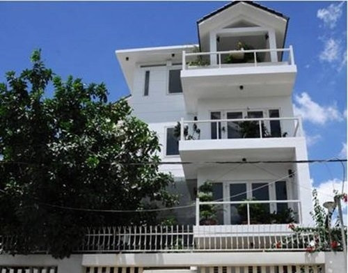 Nhà ở Hồ Ngọc Hà hiện đang ở trong căn biệt thự sang trọng đắt giá tại TP.HCM. Ngôi nhà được "nữ hoàng giải trí" mua năm cô 27 tuổi. Nữ ca sĩ từng chia sẻ về căn nhà của mình: "Hà thích màu trắng vì nó thanh thoát. Còn màu đen mang ý nghĩa quyền lực. Căn nhà là nơi mình ăn đời ở kiếp nên đương nhiên, sẽ có những lúc mình cảm thấy nhàm chán. Thế nên mình đi theo trường phái đơn giản nhất để mình có thể thay đổi. Sự đơn giản luôn là đỉnh cao". Ngôi nhà trị giá bạc tỷ được sơn trắng toàn bộ, gồm có 3 tầng lầu. Trong bài PV cách đây không lâu, Hà Hồ còn tiết lộ nhà của cô khá gần với nhà chồng cũ Cường Đô La. Đây là cách để con trai Subeo có thể qua lại dễ dàng giữa hai gia đình. Nhà ở Hồ Ngọc Hà hiện đang ở trong căn biệt thự sang trọng đắt giá tại TP.HCM. Ngôi nhà được "nữ hoàng giải trí" mua năm cô 27 tuổi. Nữ ca sĩ từng chia sẻ về căn nhà của mình: "Hà thích màu trắng vì nó thanh thoát. Còn màu đen mang ý nghĩa quyền lực. Căn nhà là nơi mình ăn đời ở kiếp nên đương nhiên, sẽ có những lúc mình cảm thấy nhàm chán. Thế nên mình đi theo trường phái đơn giản nhất để mình có thể thay đổi. Sự đơn giản luôn là đỉnh cao". Ngôi nhà trị giá bạc tỷ được sơn trắng toàn bộ, gồm có 3 tầng lầu. Trong bài PV cách đây không lâu, Hà Hồ còn tiết lộ nhà của cô khá gần với nhà chồng cũ Cường Đô La. Đây là cách để con trai Subeo có thể qua lại dễ dàng giữa hai gia đình.