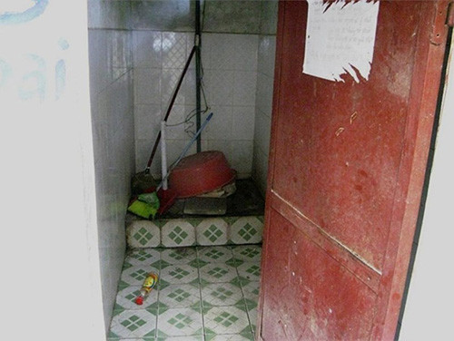 Nhà vệ sinh chật chội, nơi diễn ra việc mua bán dâm. Nhà vệ sinh chật chội, nơi diễn ra việc mua bán dâm.