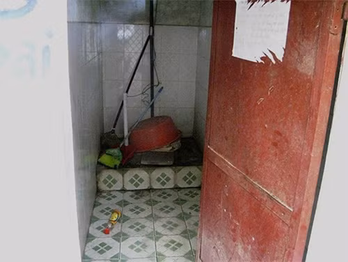 Nhà vệ sinh chật chội, nơi diễn ra việc mua bán dâm.