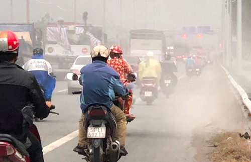“Bao bui” tan cong nguoi di xe may tren duong dan cao toc TP HCM-Hinh-2