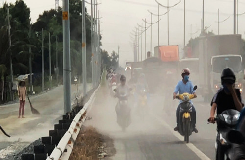 “Bao bui” tan cong nguoi di xe may tren duong dan cao toc TP HCM-Hinh-4