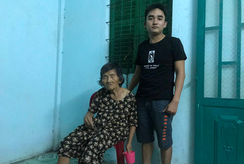 Hàng chục năm qua, cậu thanh niên 21 tuổi là trụ cột gia đình chăm lo cho bà ngoại già yếu, trong khi mẹ thất lạc vì bệnh tâm thần.