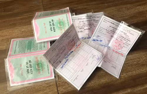 Nhiều người dân với tổng số tiền gửi tiết kiệm hàng chục tỷ đồng tại QTD Thanh Bình giờ chỉ biết cầm sổ bằng giấy trên tay mà không biết đến khi nào mới nhận lại được tiền mặt của mình.