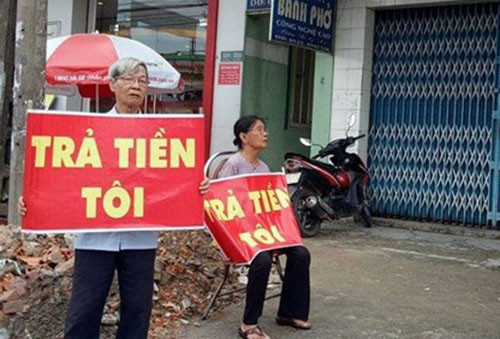 Người dân tụ tập trước trụ sở quỹ tín dụng Thái Bình (phường Tân Hòa, TP Biên Hòa, Đồng Nai) để đòi lại tiền, trước thông tin Giám đốc quỹ này bất ngờ nghỉ việc. Người dân tụ tập trước trụ sở quỹ tín dụng Thái Bình (phường Tân Hòa, TP Biên Hòa, Đồng Nai) để đòi lại tiền, trước thông tin Giám đốc quỹ này bất ngờ nghỉ việc.